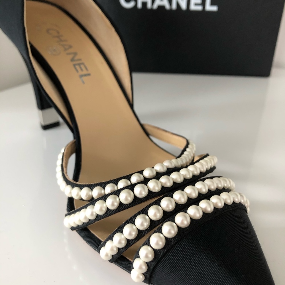 CHANEL satin pearl embellished CC heel pumps - Picture 4 of 7